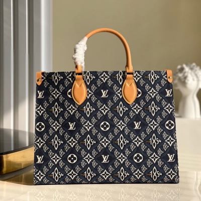 LOUIS VUITTON LV路易威登 免稅晶片版M57396 2021 春季，Nicolas Ghesquière 令 Onthego 中號 Tote 包洋溢新復古主義風尚：Since 1854 提花織紋嵌入做舊天然皮