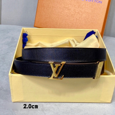 LOUIS VUITTON LV路易威登皮帶 寬20mm 女士經典頂級休閒腰帶 寬度20毫米這款永恆優雅飾有橫稜紋的造型設計：搭配閃亮金色帶扣更加襯托出該設計的雅致之感 搭配任何裝扮皆宜！