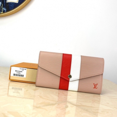 LOUIS VUITTON LV 路易威登 M62986 粉色 POCHETTE FéLICIE 錢夾 由Epi皮革面料裁制而成的Pochette Felicie內含兩個可脫卸口袋，是攜帶整理您的日常用品的時尚之選。它不僅