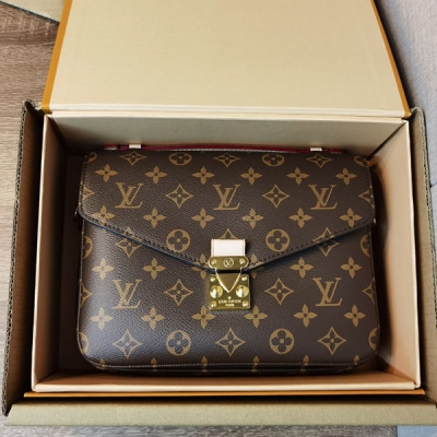 LOUIS VUITTON LV路易威登 MX免稅版本 - M40780 Size:25*19*9cm，Métis手包小巧的造型散發出優雅的氣息。採用柔軟的Monogram Empreinte皮革上的獨特凸紋壓花更添雅致，