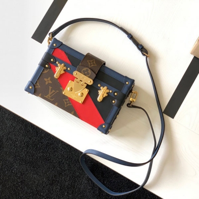 LOUIS VUITTON LV 路易威登 獨家實拍M55437 純鋼三彩大花 M44199 51600此款來自2019早春系列的Petite Malle手袋由女裝藝術總監Nicolas Ghesquière與Grace 