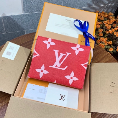 LOUIS VUITTON LV 路易威登 升級版本M67692 紅色！TOILET POUCH XL 盥洗袋 超大Monogram花朵圖案，炫彩雙面雙色搭配，為此款盥洗袋增添全新質感。設計簡約，容量較大，可裝入大多數包袋