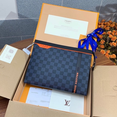 LOUIS VUITTON LV 路易威登 升級版本 M60241 飾皮！Pochette Voyage款由全新標誌性黑灰Monogram Eclipse帆布裁制而成，此款風格硬朗的全新中號手袋可輕鬆收納個人必備物品尺寸：