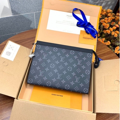 LOUIS VUITTON LV 路易威登 升級版本M61692 黑花！ 此款由全新標誌性黑灰Monogram Eclipse帆布裁制而成，此款風格硬朗的全新Pochette Voyage中號手袋可輕鬆收納個人必備物品。尺