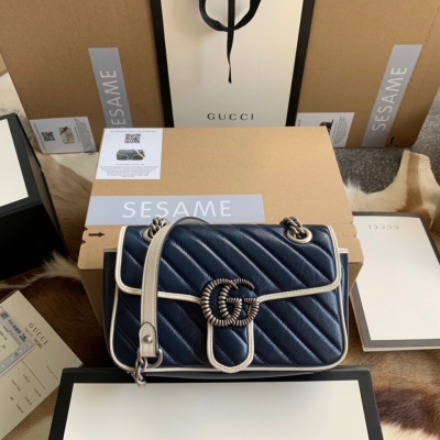 GUCCI古馳 原廠皮 Gucci 446744全新推出韻GG Marmont採用白色斜紋絎縫皮革精神心製作．飾以檸花飾帶雙G裝飾配件．鮮明的深藍色滾邊突顯翻蓋扣的驚豔設計！尺寸：22/13/6cm 配原廠包裝