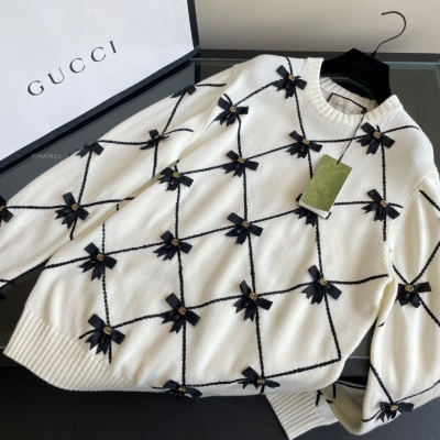 GUCCI古馳 2021ss 限量款手工蝴蝶結系列每個女生都無法拒絕的溫柔美好 定制的象牙白純棉紗線親膚有質感 標誌性復古菱形格裝飾刺繡logo蝴蝶結點綴黑色珠珠吊墜簡直美到極致 黑白配色絕美大氣 定制的貝殼紐扣細節都很