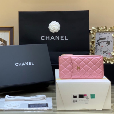 Chanel香奈兒 火爆全球的張柏芝同款錢包終於到貨啦 正品購入開發 自從張柏芝推薦之後 妥妥的港澳內全部斷貨 好不容易是搶到了一隻 說不會再來貨了 這個卡包的優點簡直太多了 即不臃腫容量也大 前面口袋可以放手機 中間可以