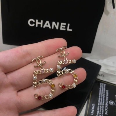 CHANEL香奈兒 新款耳釘黃銅材質金屬組合、又以琉璃珍珠與品牌最受歡迎小標誌做點綴、炫酷又典雅 任何年齡段都可以輕鬆駕馭