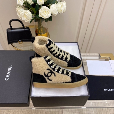 Chanel香奈兒 vintage中古秋冬新品 一眼就喜歡！超級保暖的一款羊羔毛鞋，裡面都是原版定制的羊羔毛，不用擔心保暖問題關鍵還不會顯臃腫，無論搭配褲子衛衣或裙子都超級百搭，讓腳感與穿著更舒適超多網紅必備款！鞋面和內