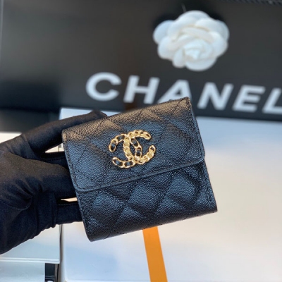 CHANEL香奈兒 升級版leboy系列小顆粒球紋牛皮新品 短款錢夾，原單品質 精緻鎖扣半邊鏈條+精湛車線做工 大容量多個卡位元 ，燙字壓嘜非常清晰 配最新全套包裝 size:11cm