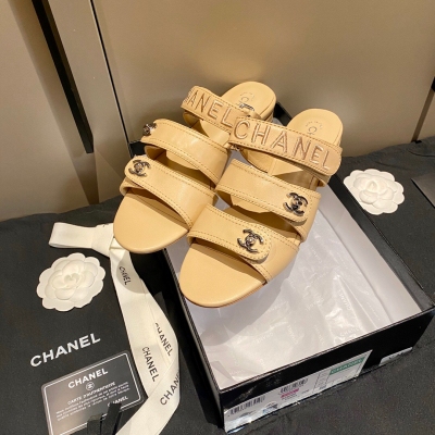 CHANEL香奈兒 2021春夏專櫃新品涼拖 頂級品質，鞋面採用小香風電繡logo+經典雙C扣，扣子大小材質與原版一致，1.5cm的跟高，上腳特舒服！春夏百搭款！鞋面原版定制綿羊皮，內裡墊腳進口綿羊皮，義大利原版真皮大底