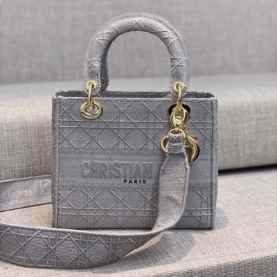 Dior迪奧 Spring Diǒr Catherine Diǒr 靈感啟發.大量自然元素再這一季度 開show 全新亮點Bag 絕對回歸秀台.大大突破常規的包型.布面材質得運用.耳目一新. CHRISTIAN DIOR 