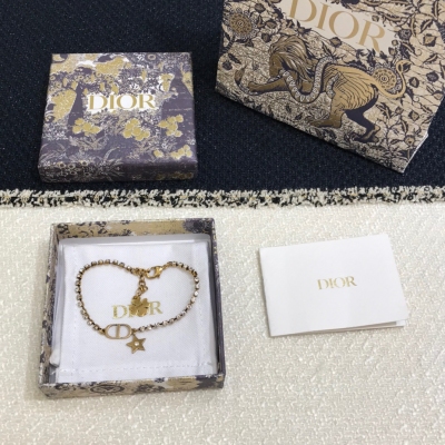 DIOR迪奧 新款 Lucky CD 系列手鏈 精緻優雅。採用復古金色飾面金屬搭配白色水晶精心製作，中間飾以“C D”標誌，星星吊飾搖曳其間。復古時尚，打造和諧統一的造型。