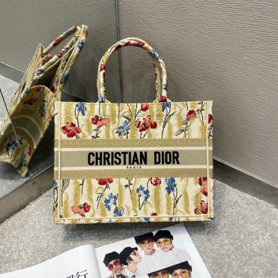 DIOR迪奧 BOOK TOTE 刺繡扶桑花 新年限定系列 普利亞田園風情主題 高級金色線刺繡麥穗 精美的扶桑花形 工藝感十足 展現早春翩然風情 滿滿詩情畫意與新春氣息 這款有多受追捧已然無需贅述 任何人都能駕馭 出片根本