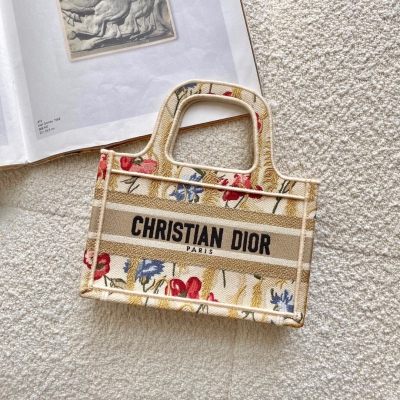 Dior迪奧 扶桑花 Mini CD BOOK TOTE 21新年限定款 太美了！只出這一季，少女心炸裂 扶桑花與麥穗元素相映成趣，田園風滿滿 12台進口機器同時精心刺繡完成，3D觸感不是一般小作坊能達到，你們收到好好感受