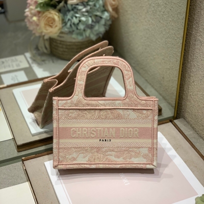 Dior迪奧 粉色老虎 迷你號 Dior Mini Book tote 復古又時髦的凹造型單品 精湛的刺繡工藝完美呈現 隨手一搭就能給搭配帶來亮點 這款mini號太闊愛了！ 小小的包型裝點零碎的小東西也很方便呐 誰用誰時髦