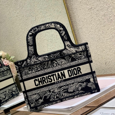 Dior迪奧 黑老虎 迷你號 Dior Mini Book tote 復古又時髦的凹造型單品 精湛的刺繡工藝完美呈現 隨手一搭就能給搭配帶來亮點 這款mini號太闊愛了！ 小小的包型裝點零碎的小東西也很方便呐 誰用誰時髦 