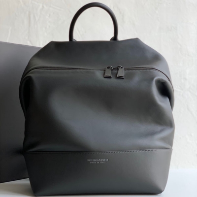 BV BOTTEGA VENETA Backpack啞光超柔雙肩包 612064 Bottega veneta男包一如既往的有質感，簡單到極致，輕巧之餘，啞光皮革的高級感十足，小牛皮材質柔軟細膩不易變形。背膩了公事包是時候