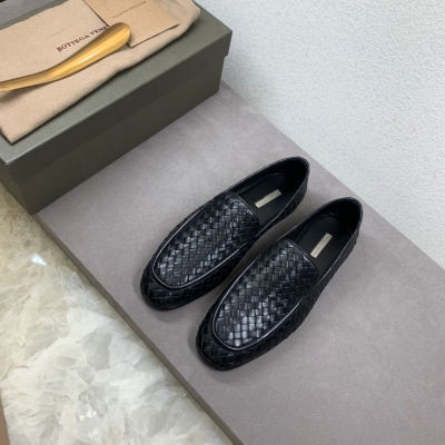 BOTTEGA VENETA BV 原單品質！BV 義大利進口胎牛皮真皮大底！Bottega Veneta的時裝美學是含蓄細緻，Bottega Veneta的時裝美學是含蓄細緻，具備 自信、優雅而忠於自己風格 的個人特點