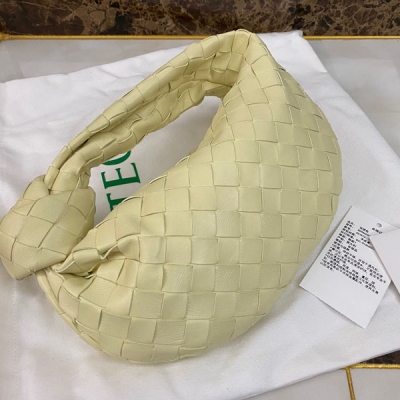 BOTTEGA VENETA BV 2021早春系列新品Mini Jodie 新做法是原有的基礎上圓化邊角，以經典編織皮革打結圓形hobo包，最有標誌性三角拉版設計，採用羊皮垂軟造型，超級適合凹造型 Jodie給人的感覺真