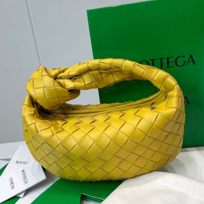 BOTTEGA VENETA BV 2021早春系列新品Mini Jodie 新做法是原有的基礎上圓化邊角，以經典編織皮革打結圓形hobo包，最有標誌性三角拉版設計，採用羊皮垂軟造型，超級適合凹造型 Jodie給人的感覺真