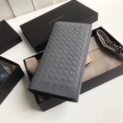 BOTTEGA VENETA BV 244689A經典全編錢包採用歐洲胎牛皮純手工編織 低調不張揚，皮質柔軟細膩，很容易留下劃痕，介意者慎買尺寸19*9cm