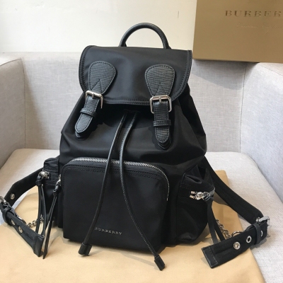 Burberry巴寶莉 Rucksack 軍旅背包8772棕色 現貨時裝周的主打配飾，款式輕便且防雨，肩帶採用舒適的加墊設計，並綴有精美的金屬鏈裝飾，採用Burberry Trench風衣獨創的密織、柔韌的尼龍材質，休閒中