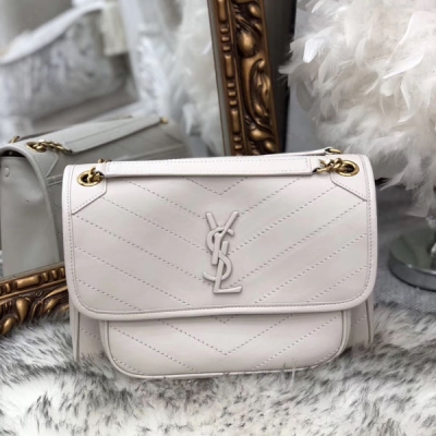 YSL SLP Yves Saint laurent聖羅蘭 新款出貨 中號新款平紋羊皮 Niki的火爆已鋪滿各大時尚平臺，鏈條單肩包中號羊皮革郵差包 尺寸：28x20x8.5cm 型號：8894