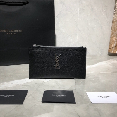 YSL Yves Saint laurent SLP聖羅蘭 新品手拿包，非常耐磨的魚子醬紋理，義大利進口牛皮，搭配經典標誌性logo五金，一個開口前袋以及一個內插袋，容量日常出門可納入！現今都是小包當道！尺寸：20×12×