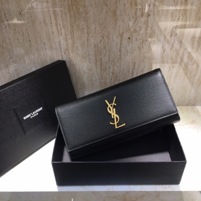 Yves Saint laurent YSL 聖羅蘭 Classic Monogram手包 經典翻蓋手拿包 極具代表性的金屬logo標誌，進口義大利南非牛皮，整體低調精緻又百搭，手拿包夾在手臂下or拿在手裡凹造型 讓整體搭