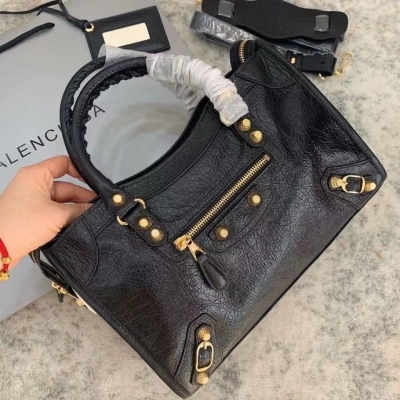 巴黎世家 BALENCIAG 经典机车包 原单爆裂羊皮Giant City S 30cm黑色玫瑰金钉 中号 现货实拍图，皮纹爆裂细腻超级漂亮手提肩背斜挎都是超酷超实用的细节 搜索297A黑色