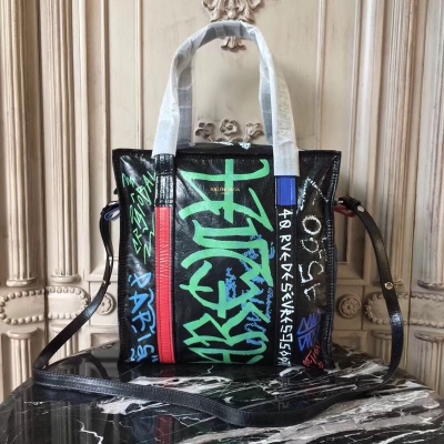 Balenciaga巴黎世家 塗鴉 Balenciaga Bazar新款加入了很多手繪塗鴉和字體， 不同顏色不同風格讓整個包看起來有種頹廢不羈得很徹底的感覺，最讓我滿意的是只要穿得很簡單拎上就能提升整個氣場，輕而易舉的帥一