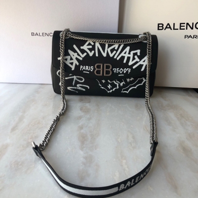 Balenciaga巴黎世家 LOCK ROUND 18SS新款塗鴉鏈條包 採用原廠進口牛皮，柔軟舒適， 時尚街頭塗鴉風格 配以進口五金配件 磁扣開合 內里拉鏈隔層 方便收納小物品 時尚百搭簡約 配全套專櫃包裝 尺寸：27