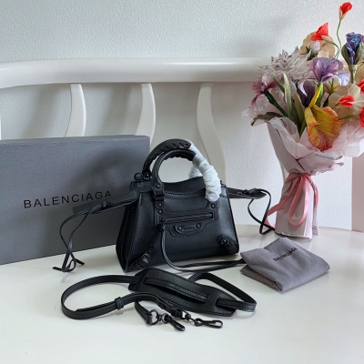 BALENCIAGA巴黎世家 推出全新機車包Neo Classic Mini啞光黑，平紋系列 以紀念品牌標誌Classic Bag誕生20周年 原單進口小牛皮，皮質柔軟，包身硬挺，復古率性又充滿個性大膽前衛的設計，經典又不