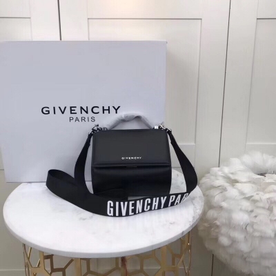 GIVENCHY紀梵希 2020春夏女裝系列GIVENCHY Logo寬肩帶裝飾黑色Pandora Box手袋現已登陸。紀梵希牛皮潘朵拉盒子包 繼承紀梵希獨特包身風格 經典實用 內置：拉鍊暗格 尺寸：18*10*16cm