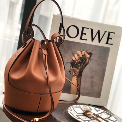 LOEWE羅意威 Balloon 氣球包 小號 專櫃熱騰騰 氣球 水桶包 ，以氣球為意象扭轉了我們對傳統水桶包的印象，採用細膩小牛皮搭配內裡磨砂皮，讓其擁有挺拔身姿，不管收納什麼東西都超級適合，再也不用擔心軟趴趴的水桶包了