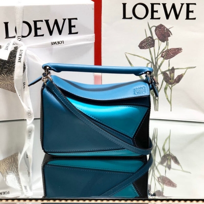 LOEWE羅意威 孔雀藍拼色MINI PUZZLE 為了Mini拼色的到來徹底嗨翻的美眉請舉手 簡直夢寐以求 迷你尺寸：18*12.5*8cm 包包自身重量幾乎 忽略，超級實用，出門裝手機小錢包口紅粉餅,毫無累贅感，輕鬆愉