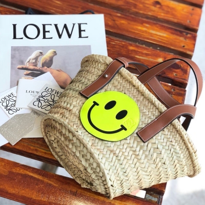 LOEWE羅意威 獨家 新圖首發 LOEWE Smiley 小黃人 笑臉包菜籃子 採用正宗馬來西亞棕櫚葉 ，全手工編制，新版本飾以全真皮拼貼的笑臉圖案，越年輕越愛～完美打造夏日活力搭配，藍天白雲，背上就能拍出自帶濾鏡的時尚