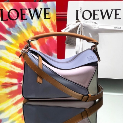 LOEWE羅意威 專櫃最新 粉藍拼色 小號PUZZLE 大容量，日常，出遊妥妥滴！尺寸24*14*11CM 專櫃同步最新做法，介面，內裡托全皮，細肩帶，底部無釘）採用進口西班牙小牛皮摸上去溫柔又舒適。皮料精確切割使它可自然