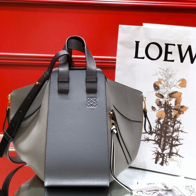 LOEWE羅意威 hammock 灰色拼 專櫃同步最新版本 小號29*26*14cm，容量大，自由變換的折疊拉鍊設計，也放下macbook 和A4 本本，兩側分別有一個小口袋，一般放Plus 跟重要的卡之類妥妥滴，如果覺得