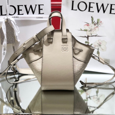 LOEWE羅意威 迷你hammock 老羅當家花旦hammock搖身一變mini萌bag 名副其實的百變小金剛 新穎獨特拉繩式開口替代經典拉鍊設計，除了多了兩面優美設計，還多了一種背法，更實用，更舒適，叫能怎能不愛。一直被