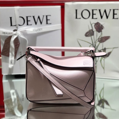 LOEWE羅意威 LADY PUZZLE -NEW 2020 螢光粉（迷你） 螢光粉，粉嫩甜美，可愛減齡。大牌明星范兒十足 迷你尺寸：18*12.5*8cm 包包自身重量幾乎忽略，超級實用，出門裝手機小錢包口紅粉餅,毫無累