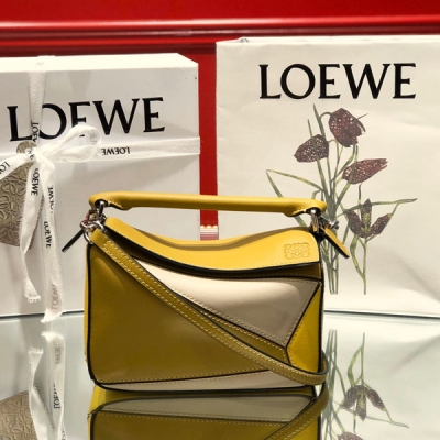 LOEWE羅意威 芥末黃拼色MINI PUZZLE 為了Mini拼色的到來徹底嗨翻的美眉請舉手 簡直夢寐以求 謝謝設計師如此貼心啊 迷你尺寸：18*12.5*8cm 包包自身重量幾乎忽略，超級實用，出門裝手機小錢包口紅粉餅