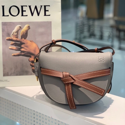 LOEWE羅意威 Gate新色首发 專櫃最新 畅意灰 GATE BAG Loewe Gate 马鞍包 蝴蝶结不仅是装饰，也是包盖的唯一插口。全包只有一个带品牌精致logo 的子弹头式黄铜插鞘，没有其他五金配件，完全是高大上