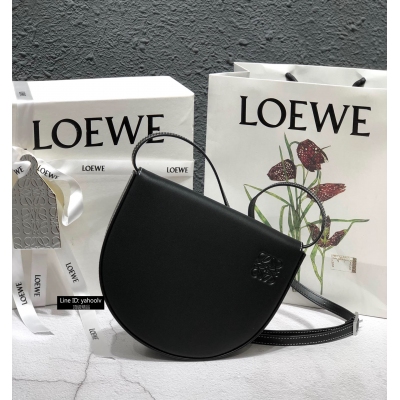 Loewe羅意威 街拍神器又upgrade啦 搖身一變成為能放手機的斜挎包/卡包/腰包的咯！小不點兒裝載著你緊跟時尚的潮流品味，更裝載著你對這個美麗世界的自信與安全感 男女通用，尺寸:17.5*15*4.5cm,內置一個小