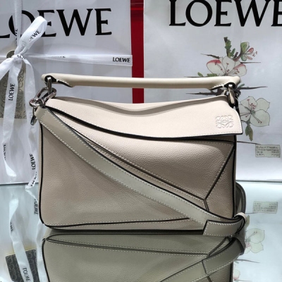 Loewe羅意威 Puzzle 米白顆粒紋小號 專櫃同步最新做法 專櫃同步最新版本，尺寸24?14-11CM,大容量，日常，出遊妥妥滴！2021最新顆粒紋米白色，美女們最愛白色最仙 2021專櫃同步最新做法，介面，內裡托全