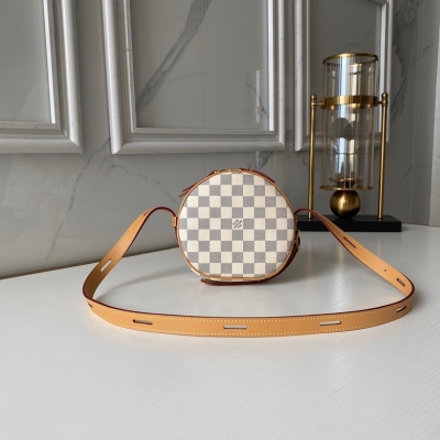 LOUIS VUITTON LV路易威登 N40333 迷你白格圓餅，尺寸17x16x7cm，2020夏季見證 Bo?te Chapeau Souple 手袋的袖珍軟面版本問世。Damier Azur 帆布構築帽盒形設計，