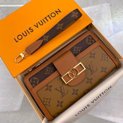 LOUIS VUITTON LV路易威登 M69162 海外特供 專櫃貨 用“多菲”線的代碼重新詮釋圖示的“吉比·多芬錢包”的“吉比·多菲”。將單克&單克反向帆布組合而成的錢包，用復古風格的扣子和光滑的皮革修剪完成後製作而