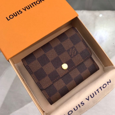 LOUIS VUITTON LV路易威登 N63242 海外特供專櫃貨採用全進口皮料，歐牙拉鍊。小巧、可愛、柔美的 Anais 錢夾造型別致新穎，兩邊皆可開合。 耐用的 Monogram 帆布與大量口袋使其成為忙碌女性的靈