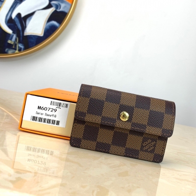 LOUIS VUITTON LV路易威登 M60729 Monogram 啡格、雅致又實用的小皮包，供放零錢和鑰匙硬幣之用，小巧玲瓏，可輕易放到手袋或衣服口袋